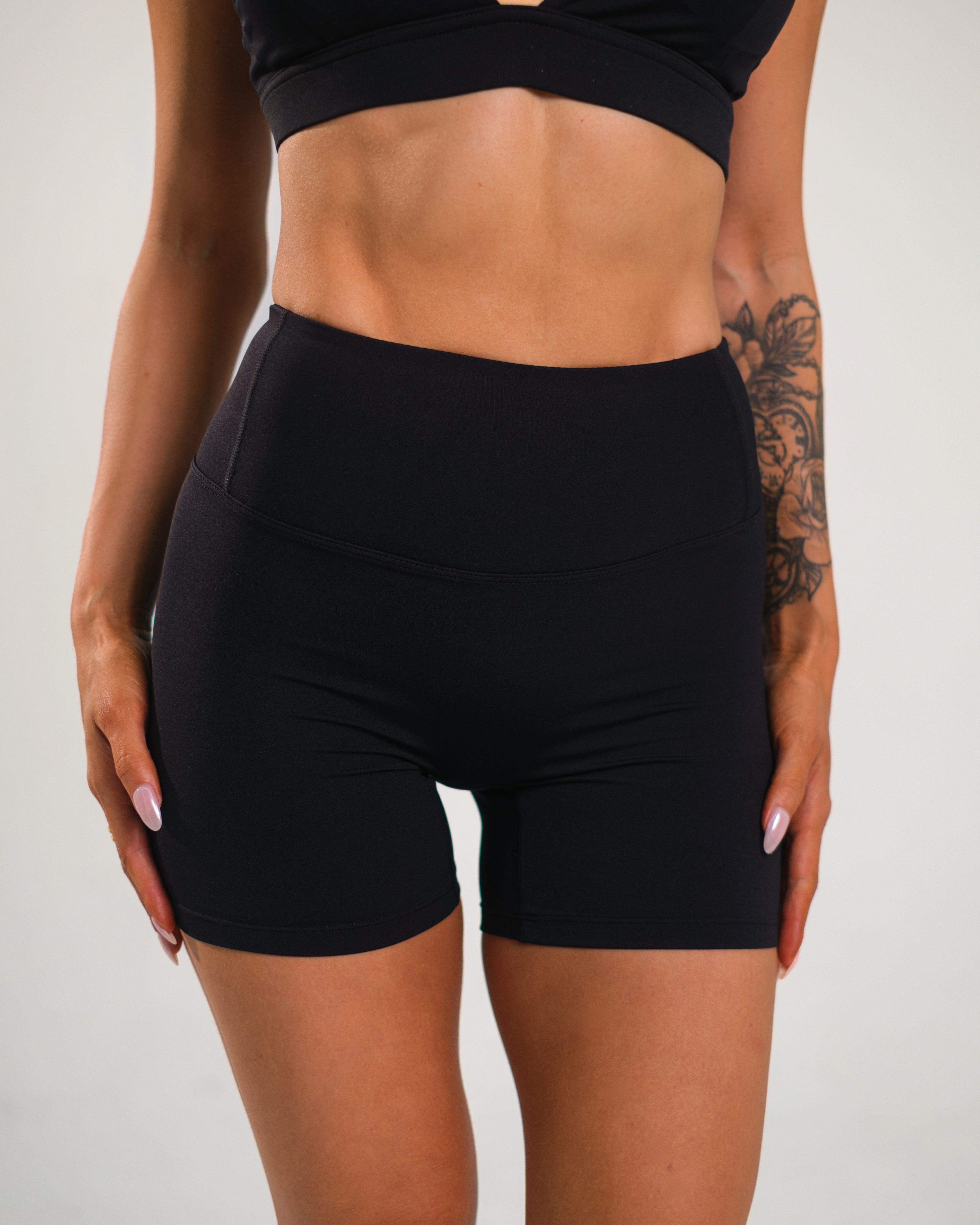 Sculpt Invisible Scrunch Shorts | Black
