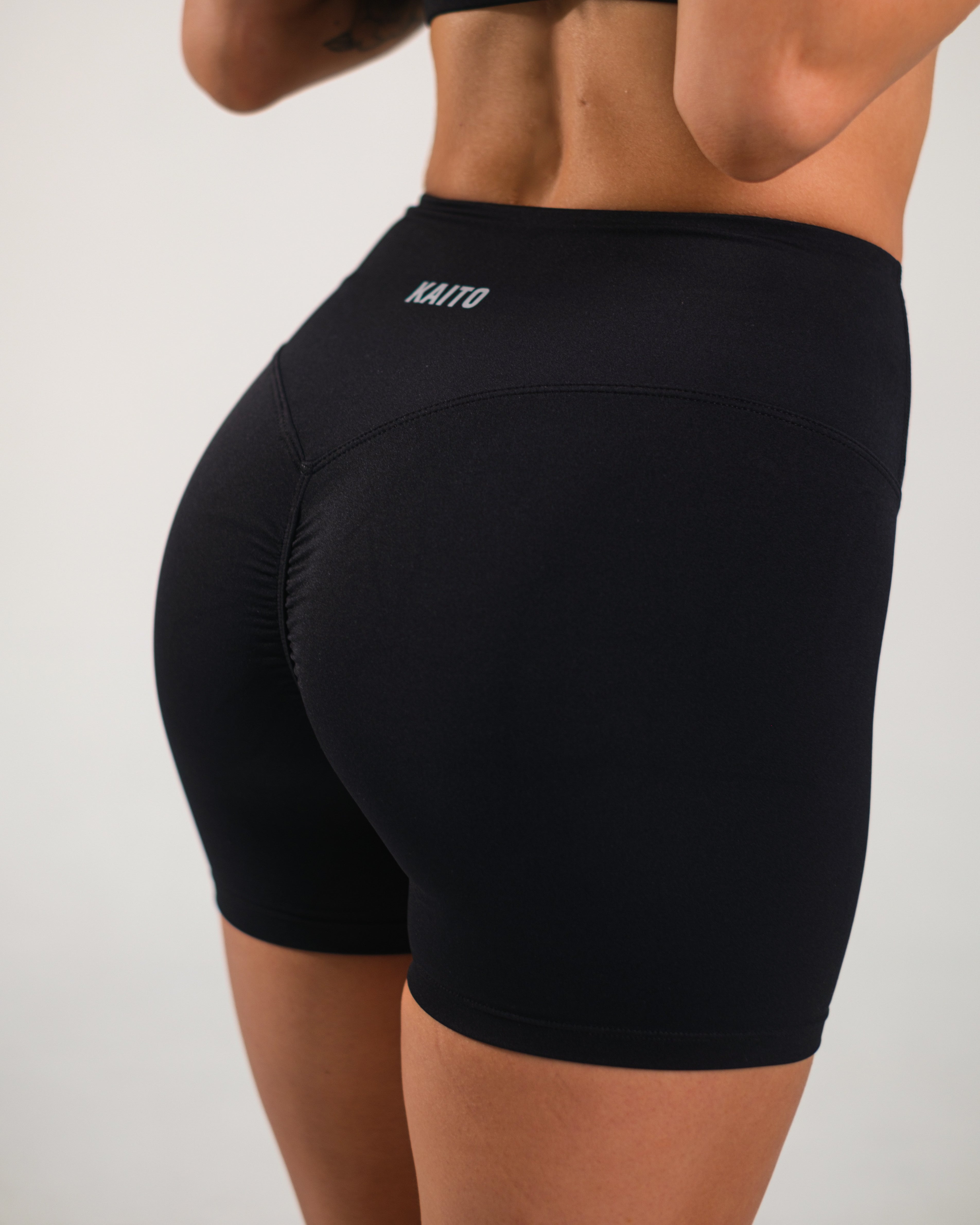 Sculpt Invisible Scrunch Shorts | Black